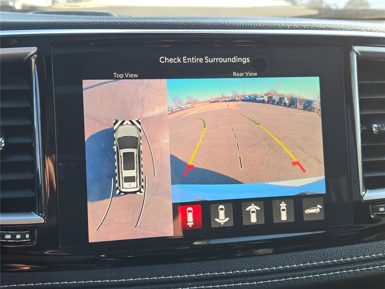 Used 2023 Chrysler Pacifica Limited w/ Uconnect Theater Family Group image 32