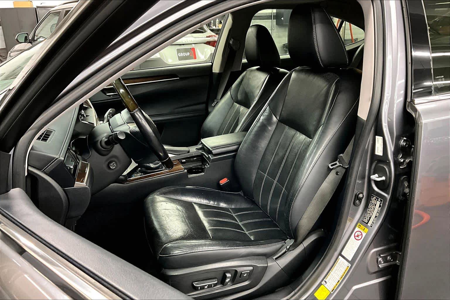 Used 2016 Lexus ES 300h w/ Luxury Package w/Wood Trim FWD image 7