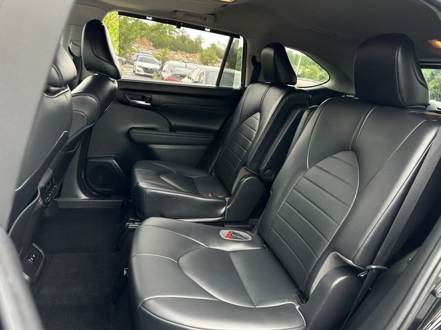 Used 2021 Toyota Highlander XLE FWD image 19