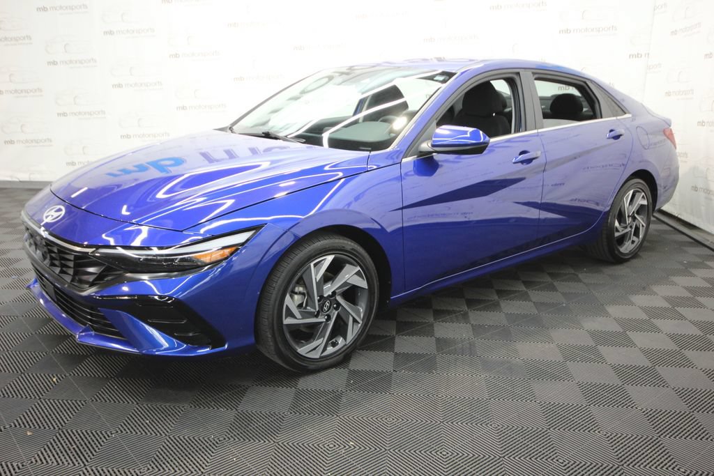 Used 2025 Hyundai Elantra SEL FWD image 2