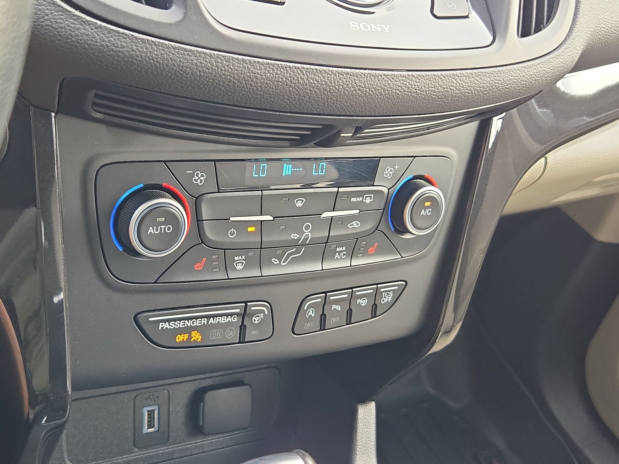 Used 2019 Ford Escape Titanium AWD/4WD image 17