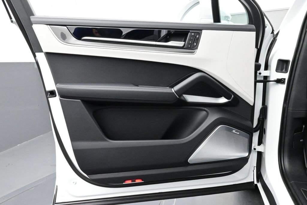 New 2026 Porsche Cayenne GTS AWD/4WD image 7