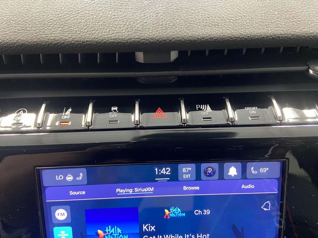 New 2025 Jeep Grand Cherokee Altitude image 18