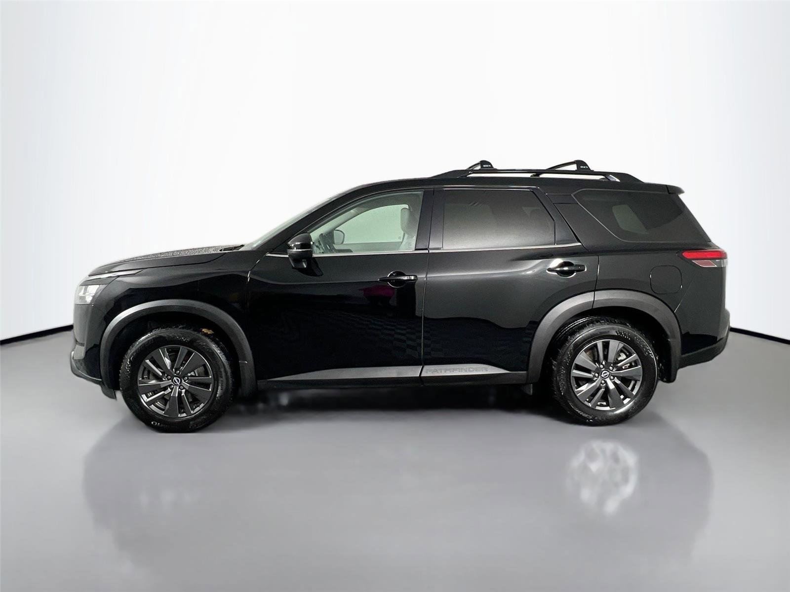 Used 2022 Nissan Pathfinder SV w/ SV Premium Package image 3