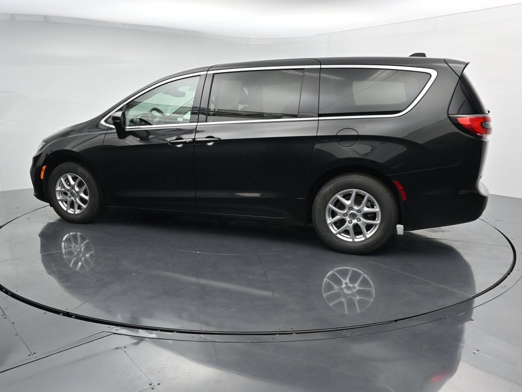 Used 2023 Chrysler Pacifica Touring-L FWD image 5