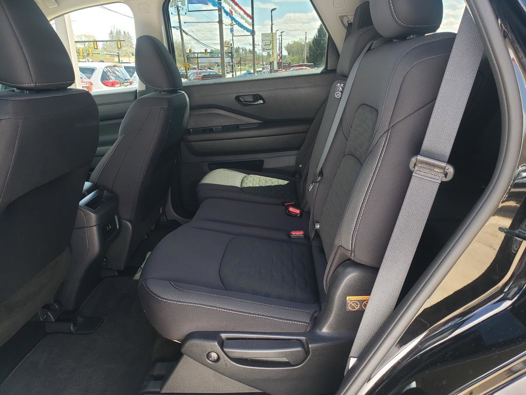 Used 2025 Nissan Pathfinder S image 12