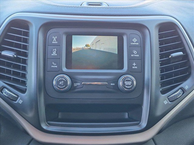 Used 2018 Jeep Cherokee Latitude w/ Altitude Package FWD image 13