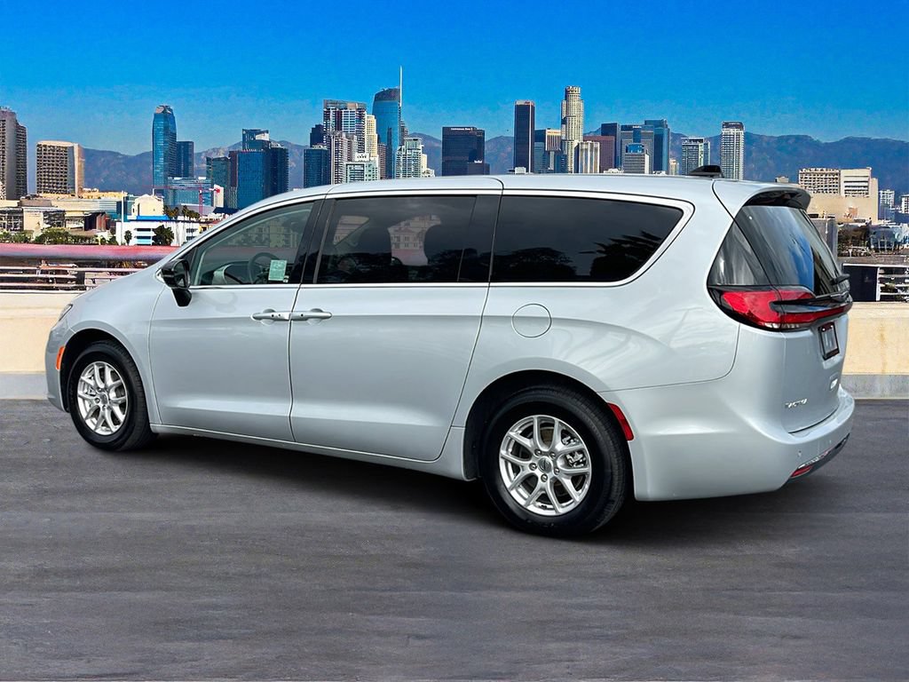 Used 2024 Chrysler Pacifica Touring-L FWD image 3