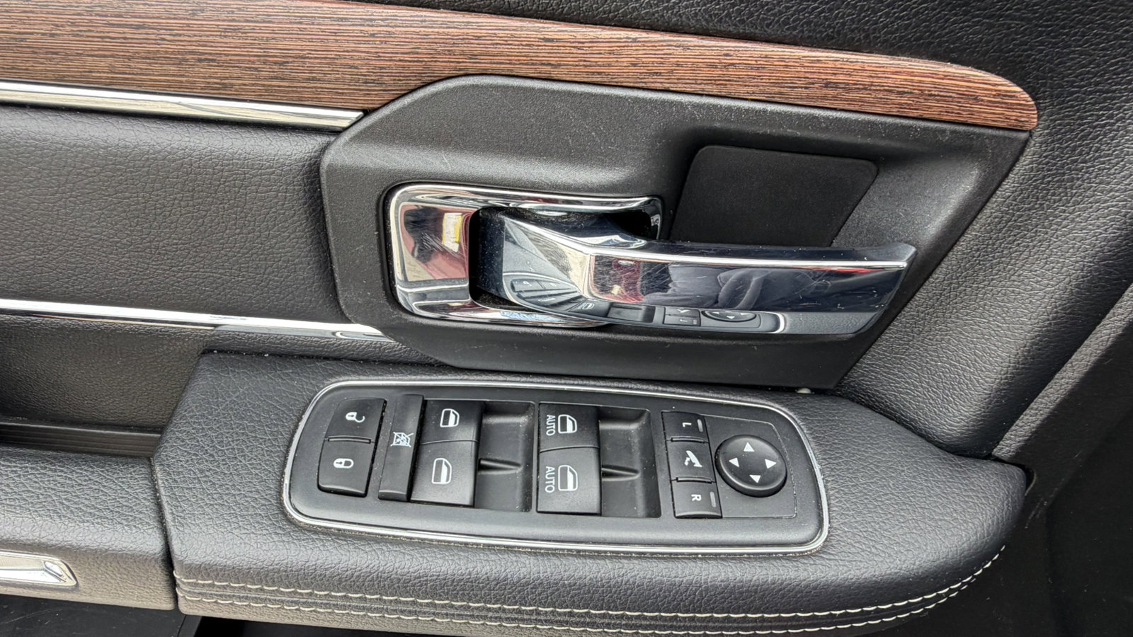 Used 2019 RAM 1500 Laramie w/ Convenience Group AWD/4WD image 7