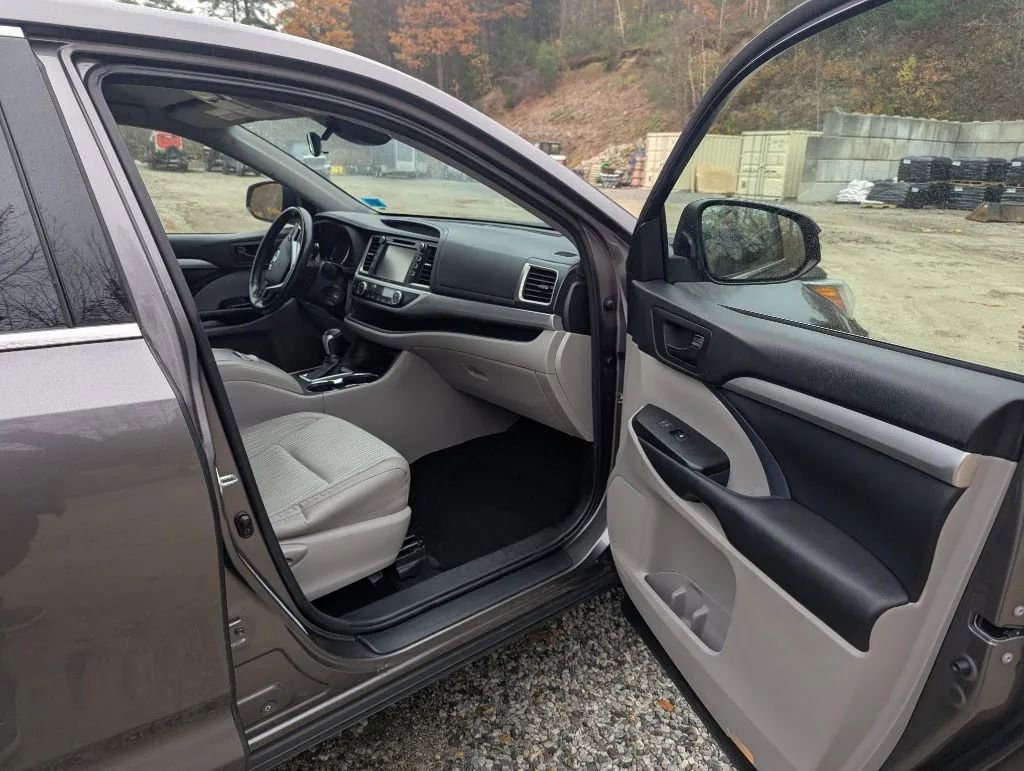 Used 2017 Toyota Highlander Plus AWD/4WD image 11