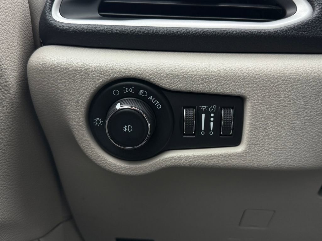 Used 2023 Chrysler Pacifica Touring-L image 27