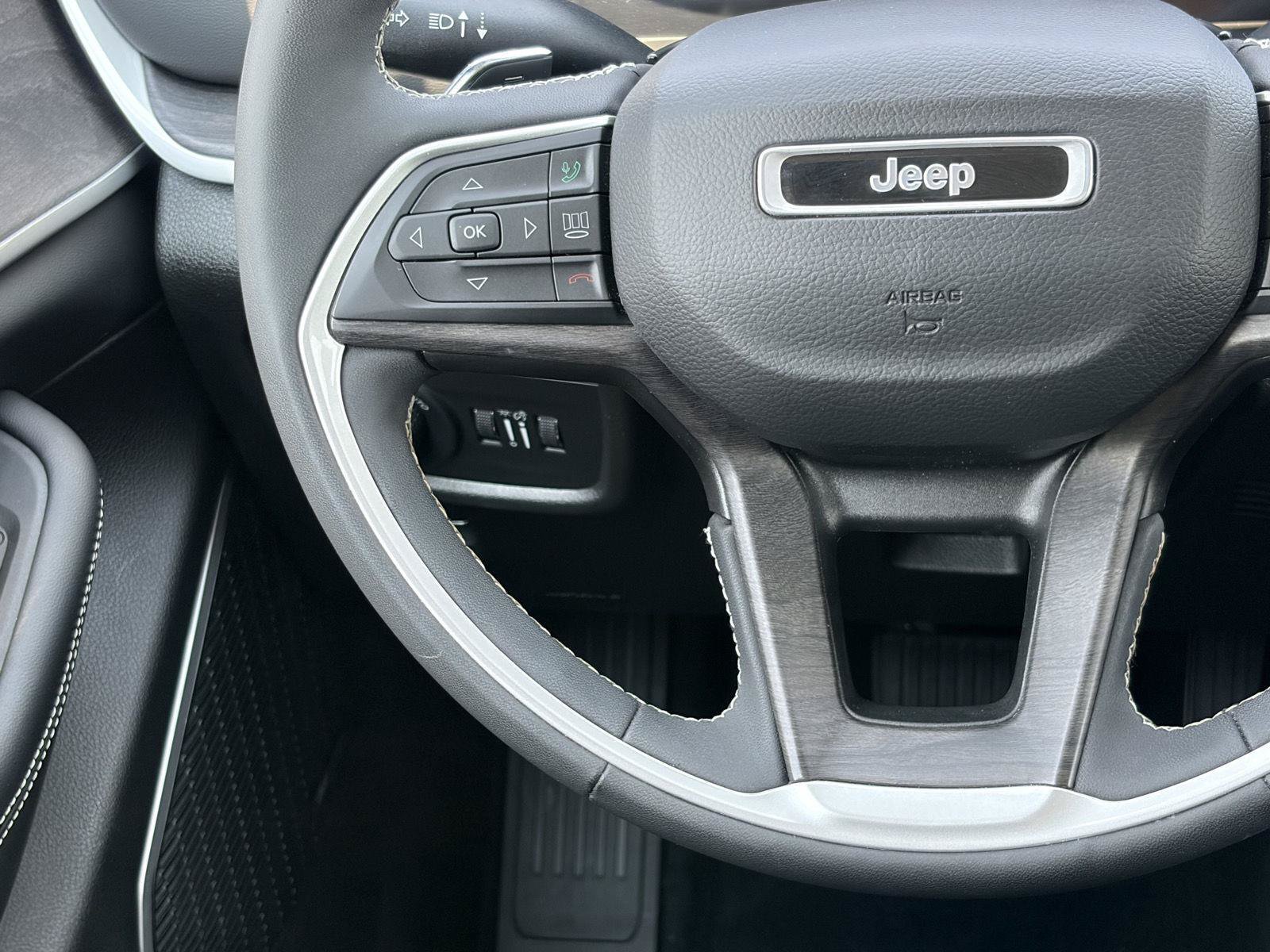 Used 2023 Jeep Grand Cherokee Limited w/ Black Appearance Package AWD/4WD image 20
