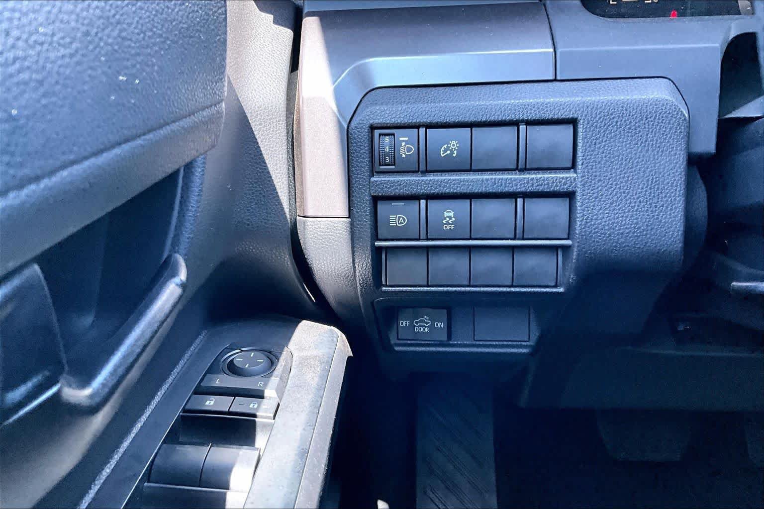 Used 2025 Toyota Tacoma SR5 AWD/4WD image 31
