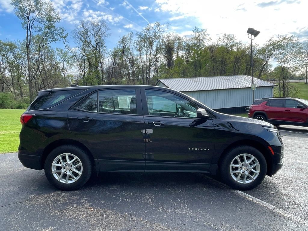 Used 2023 Chevrolet Equinox LS AWD/4WD image 2