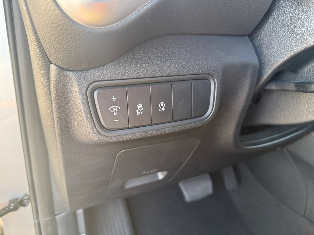 Used 2025 Kia Soul LX w/ LX Technology Package FWD image 17