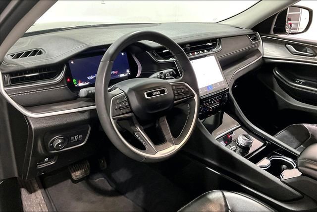 Used 2023 Jeep Grand Cherokee Limited w/ Luxury Tech Group II image 17