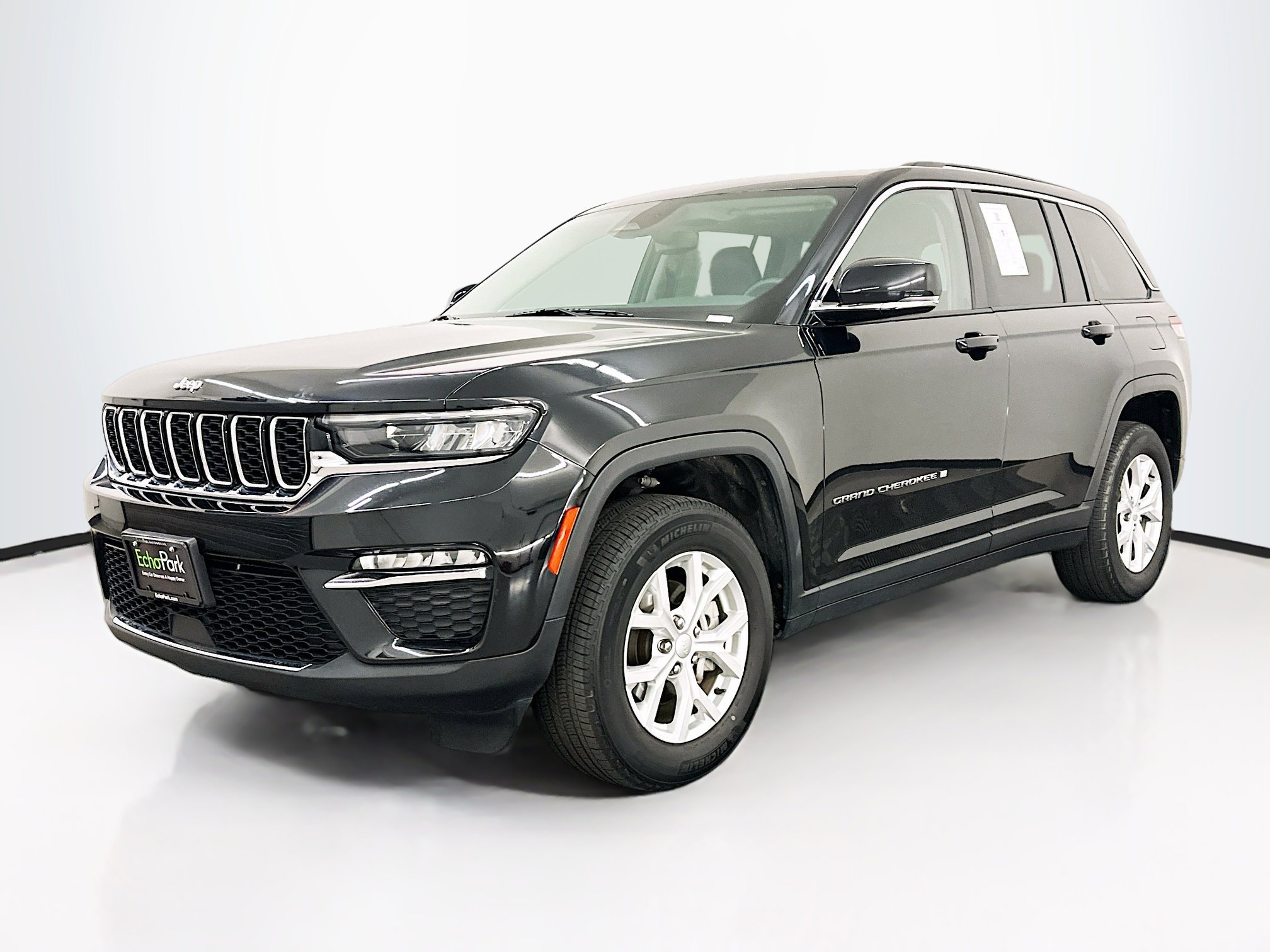 Used 2023 Jeep Grand Cherokee Limited AWD/4WD image 3