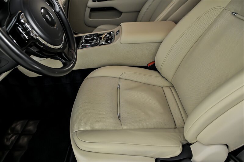 Used 2015 Rolls-Royce Wraith RWD image 17