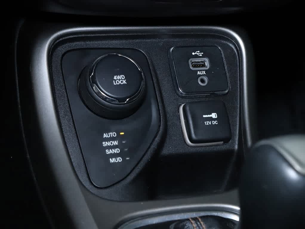 Used 2017 Jeep Compass Latitude w/ Popular Equipment Group AWD/4WD image 29