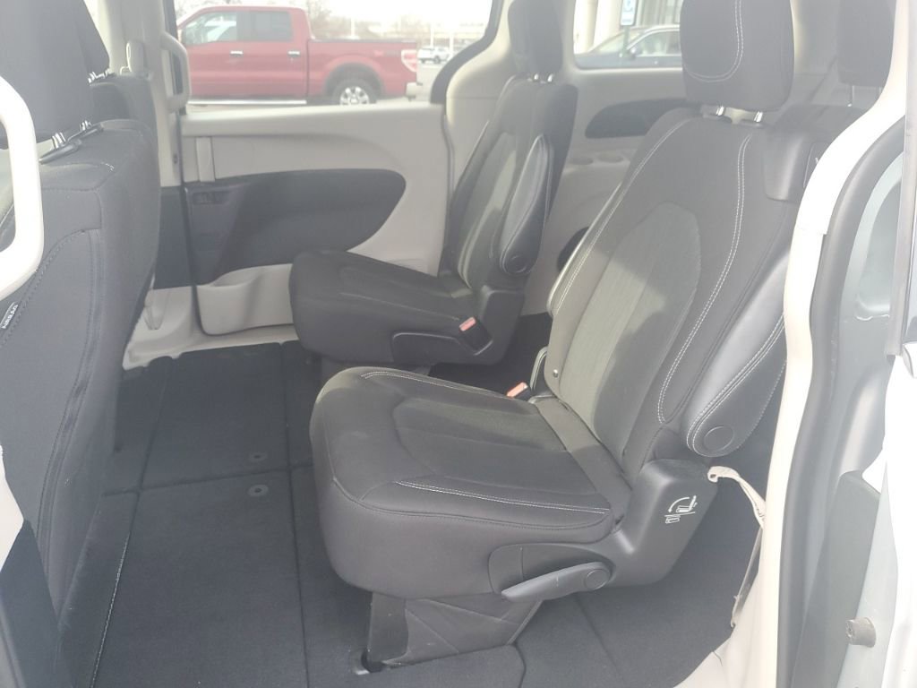 Used 2022 Chrysler Voyager LX image 4