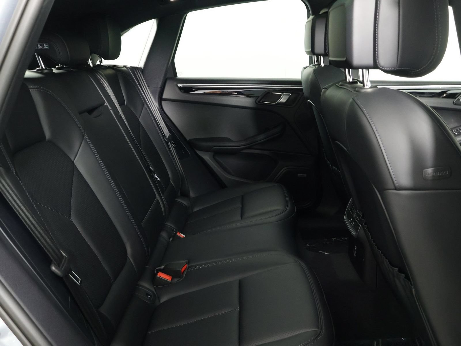 Certified 2026 Porsche Macan AWD/4WD image 32