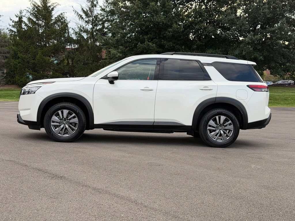 Used 2024 Nissan Pathfinder SV FWD image 3