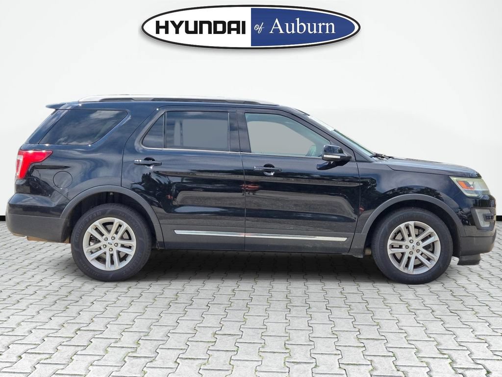 Used 2017 Ford Explorer XLT w/ Equipment Group 202A FWD image 4