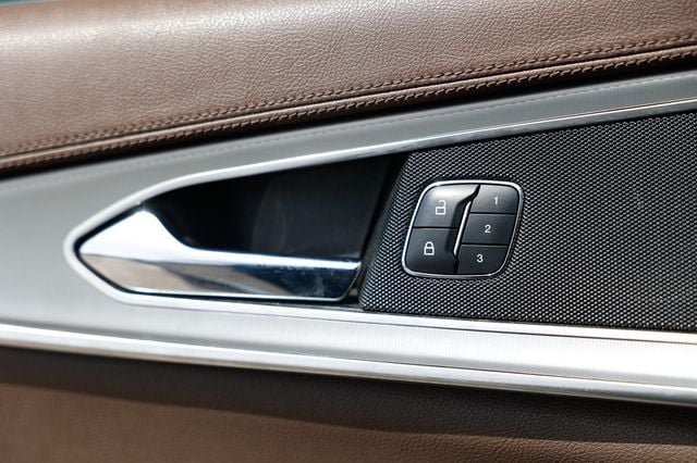 Used 2016 Lincoln MKX Reserve w/ Technology Package FWD image 47
