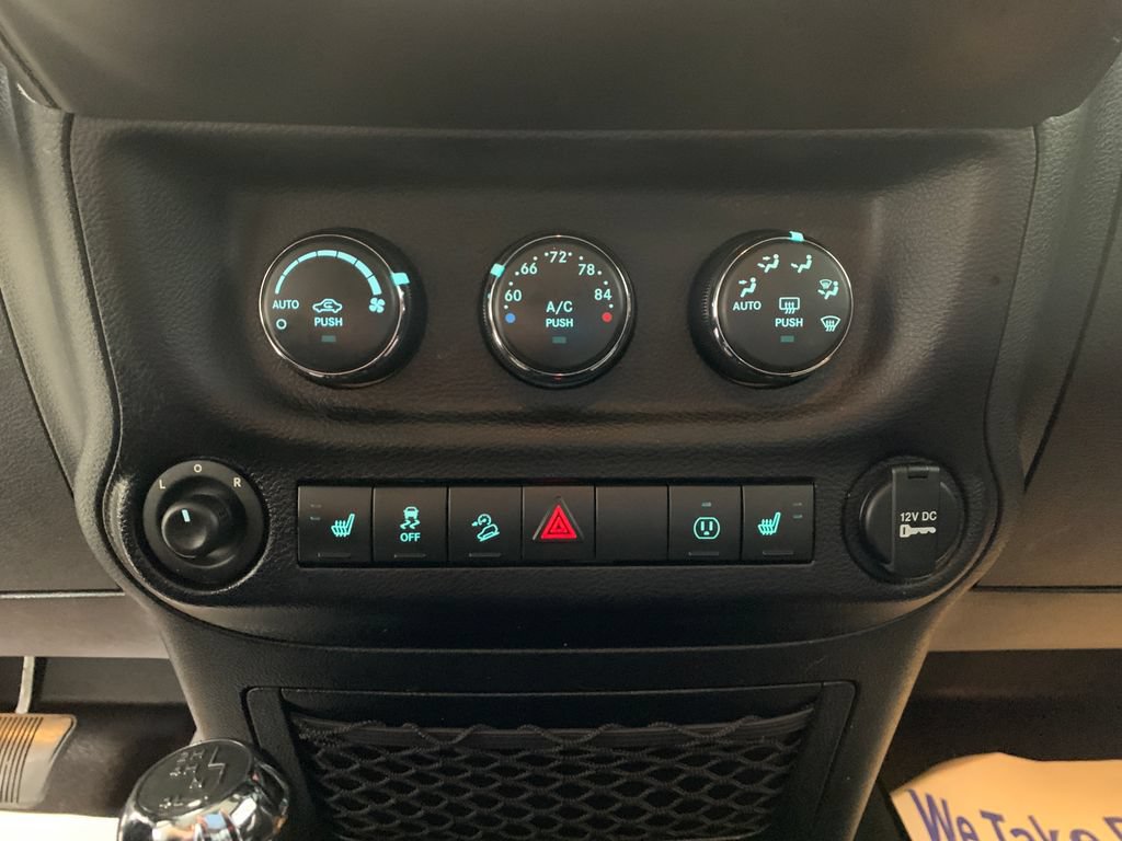 Used 2015 Jeep Wrangler Unlimited Sahara w/ Connectivity Group AWD/4WD image 26
