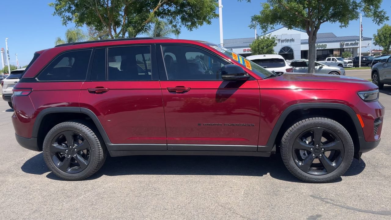 Used 2023 Jeep Grand Cherokee Altitude AWD/4WD image 8