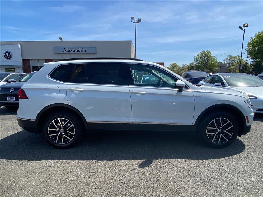 Used 2021 Volkswagen Tiguan SE FWD image 2