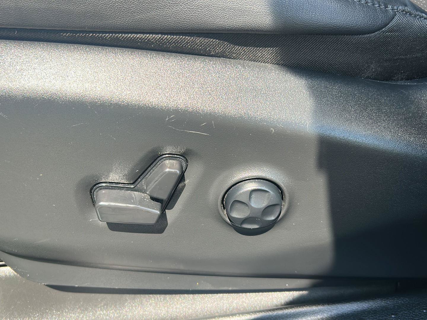Used 2025 Chrysler Pacifica Select FWD image 16