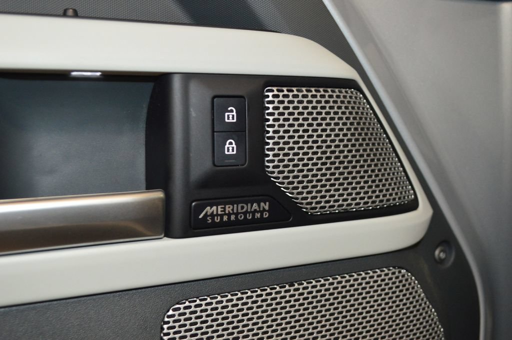 Used 2023 Land Rover Defender 130 SE AWD/4WD image 19