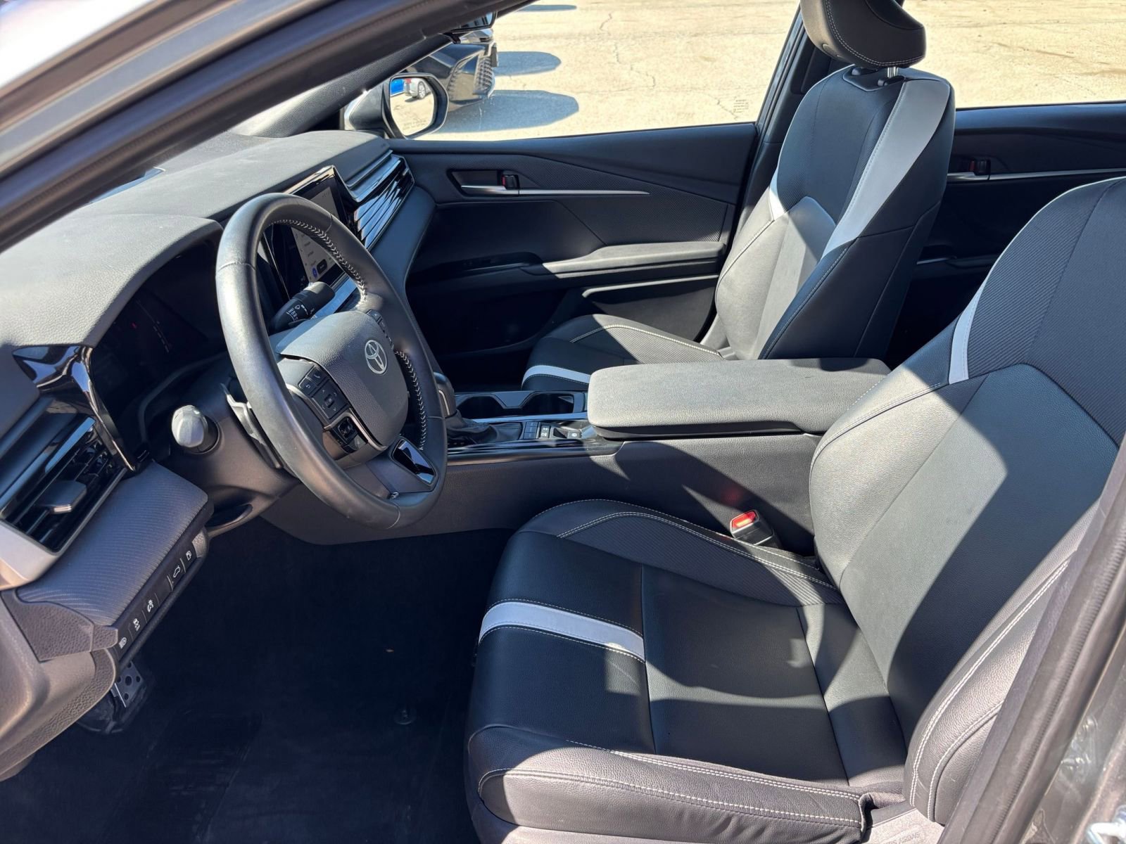 Used 2025 Toyota Camry SE FWD image 27