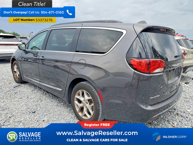 Used 2017 Chrysler Pacifica Touring-L w/ Tire & Wheel Group FWD image 3