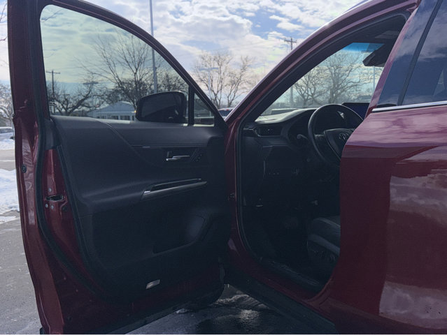 Used 2024 Toyota Venza XLE image 2