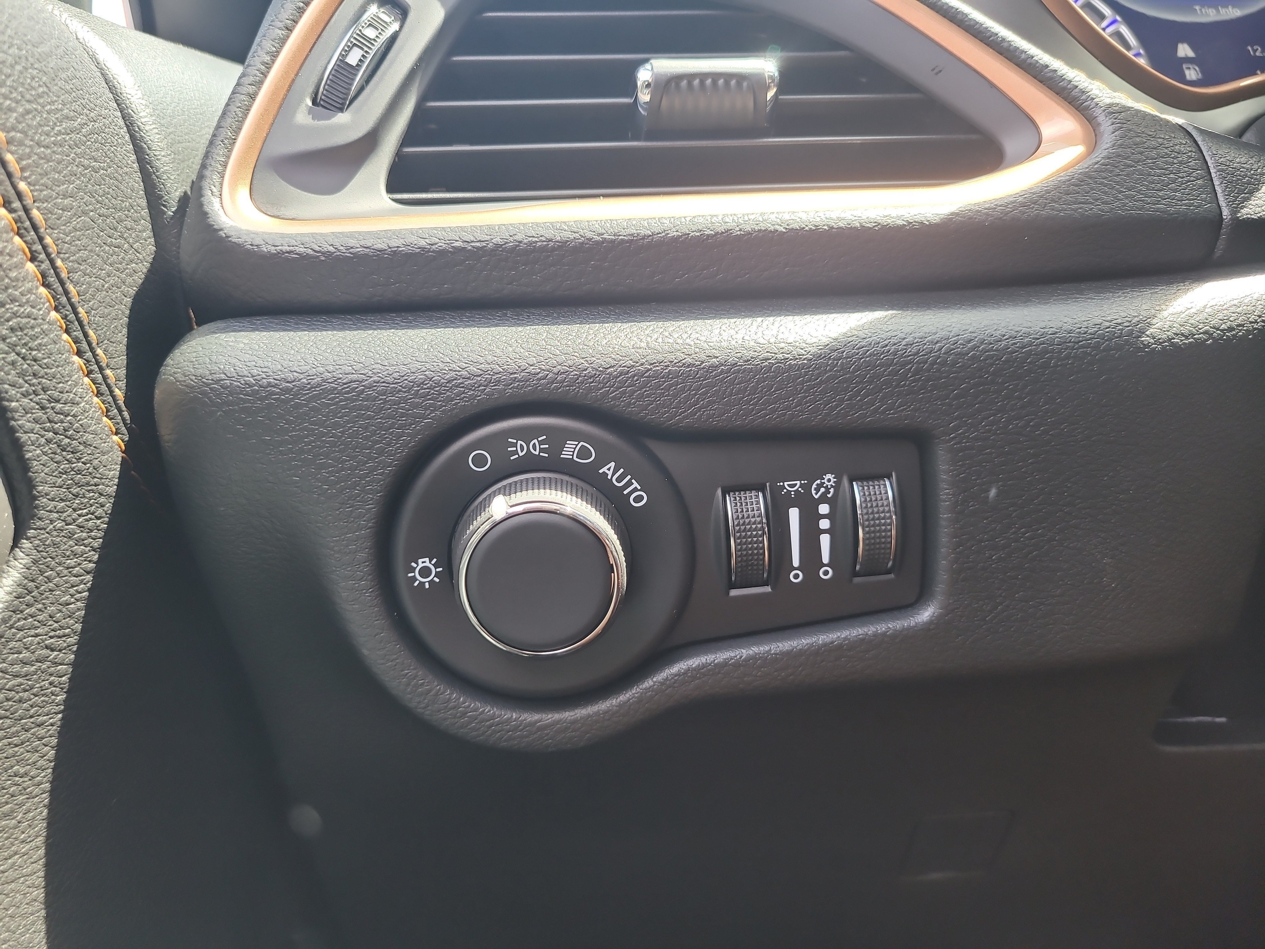 New 2027 Chrysler Pacifica Pinnacle w/ Theater Group FWD image 24