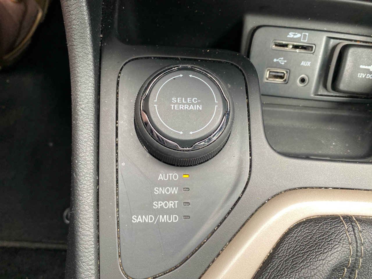 Used 2015 Jeep Cherokee Limited image 25