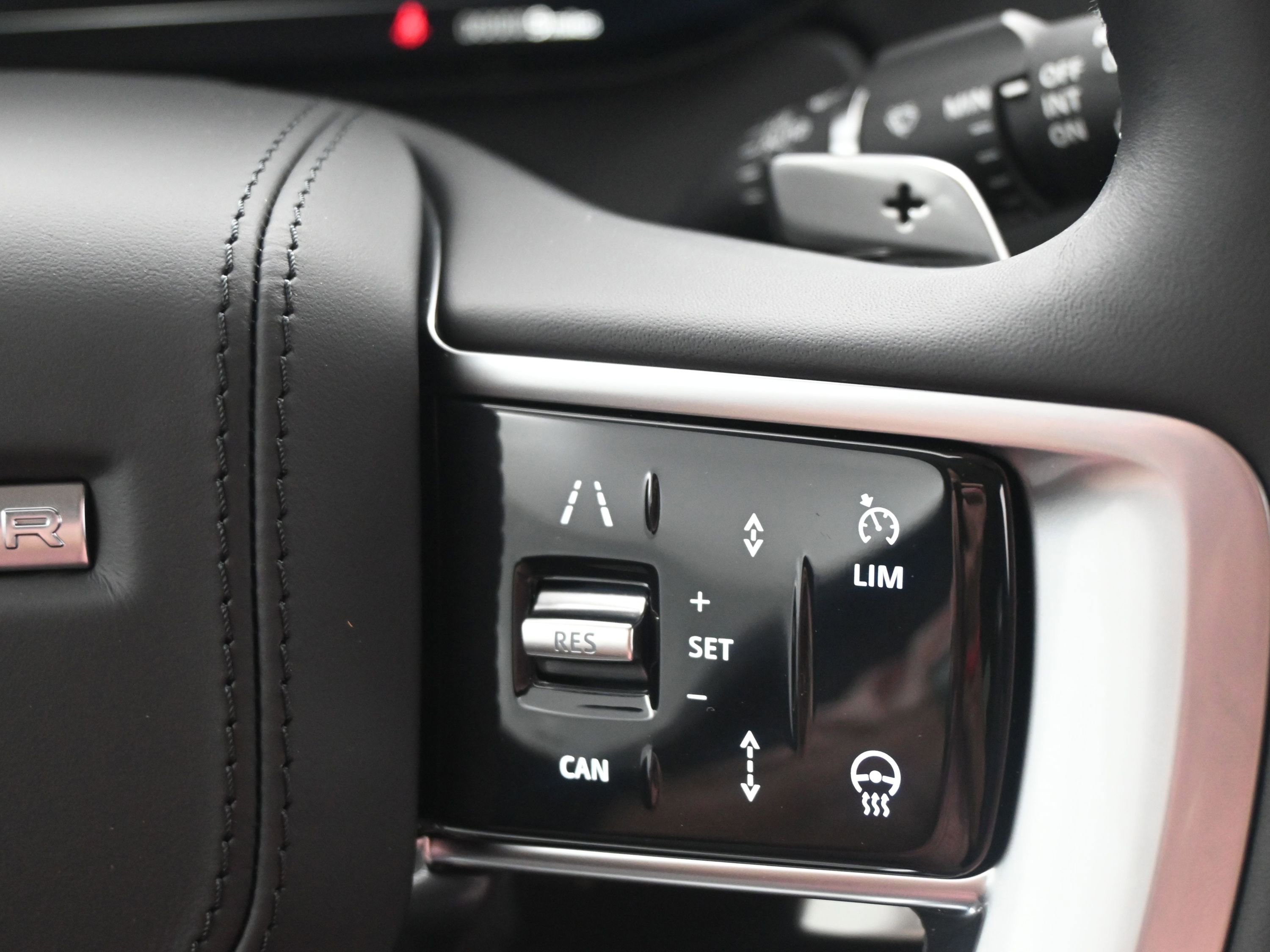 New 2025 Land Rover Range Rover SE image 18