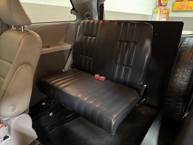 Used 2020 Toyota Sienna L FWD image 25