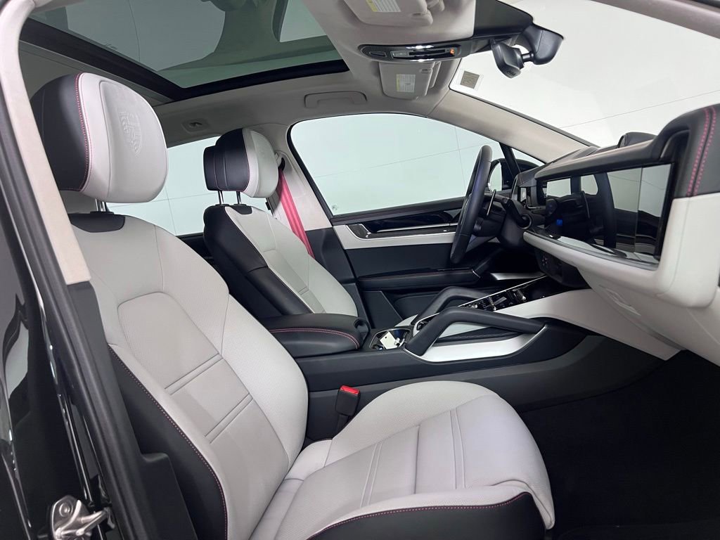 Certified 2025 Porsche Cayenne Turbo AWD/4WD image 20