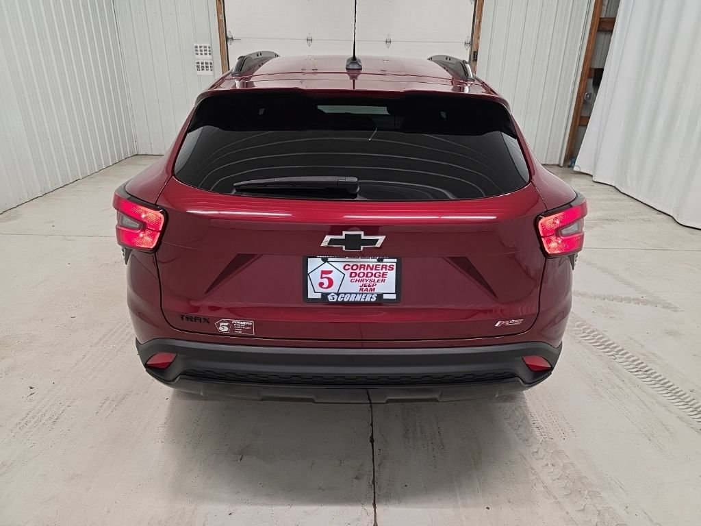 Used 2025 Chevrolet Trax RS w/ Sunroof Package FWD image 4