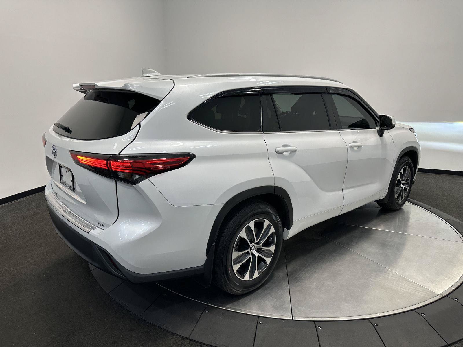 Used 2023 Toyota Highlander XLE FWD image 7