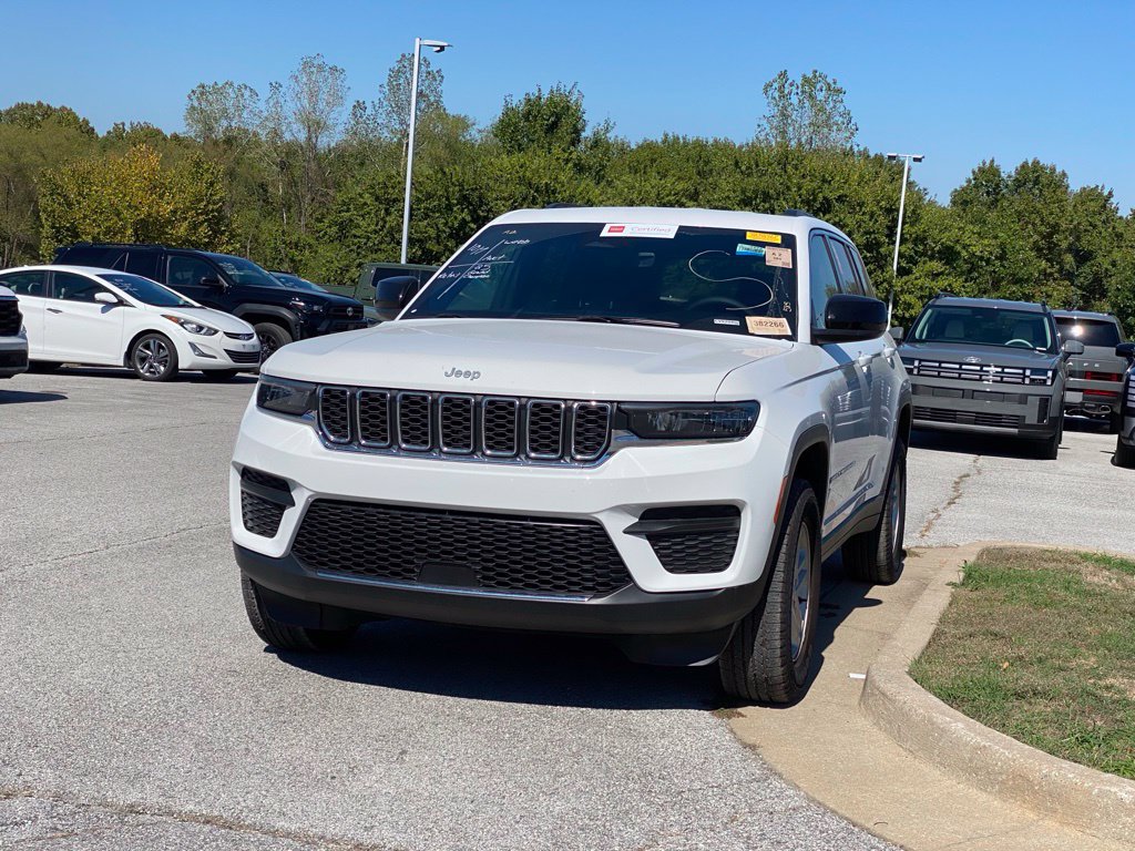 Used 2025 Jeep Grand Cherokee Laredo w/ MOPAR Finishing Package RWD image 3