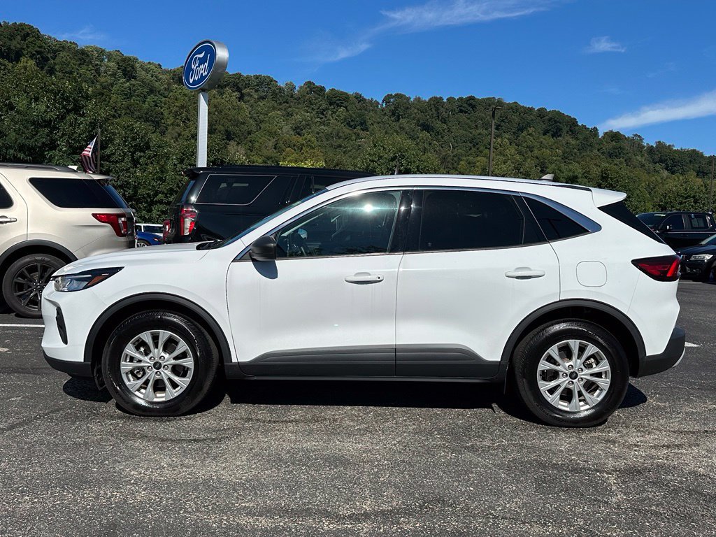 Used 2023 Ford Escape Active AWD/4WD image 2