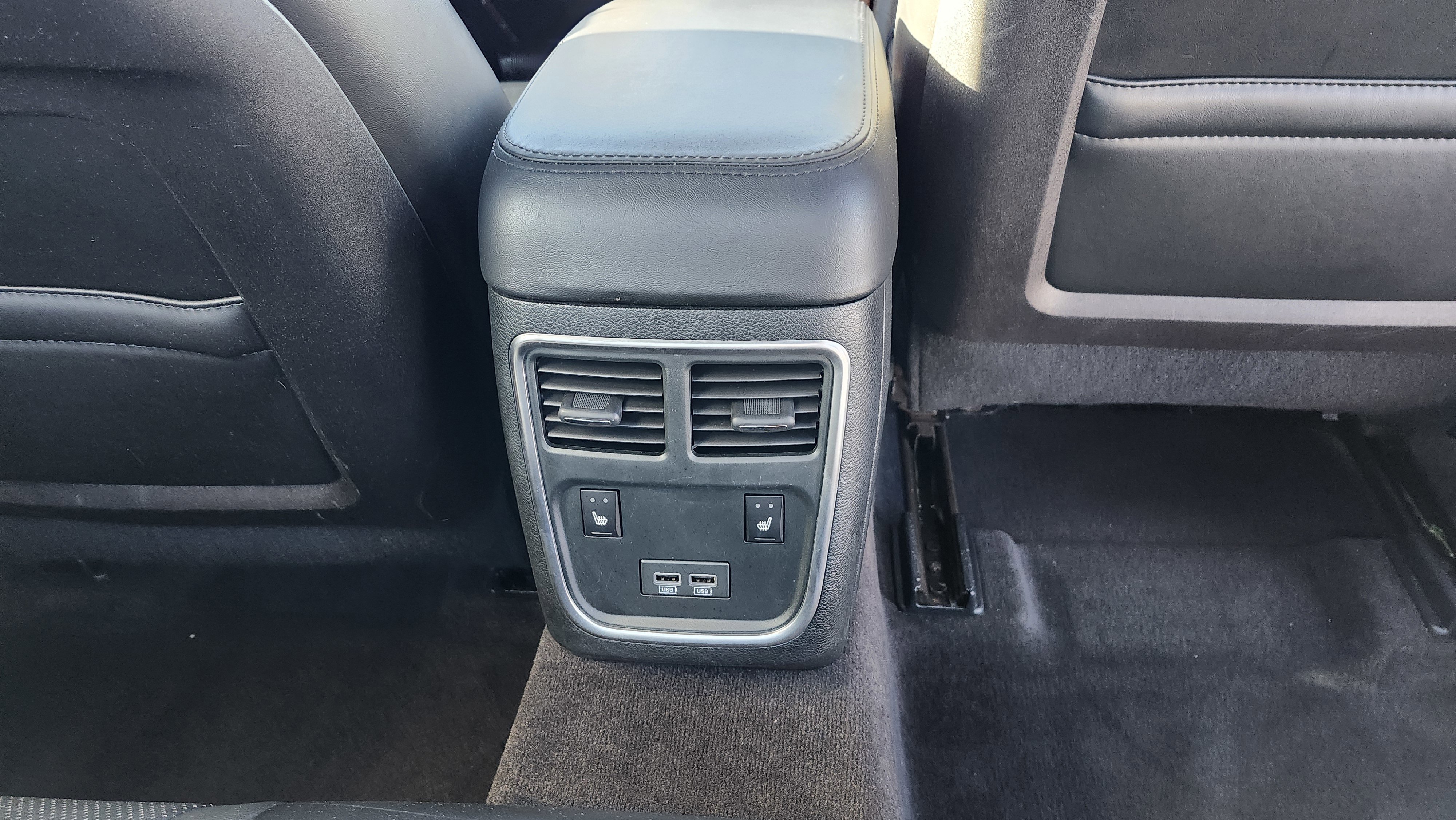 Used 2016 Chrysler 300 C Platinum image 16