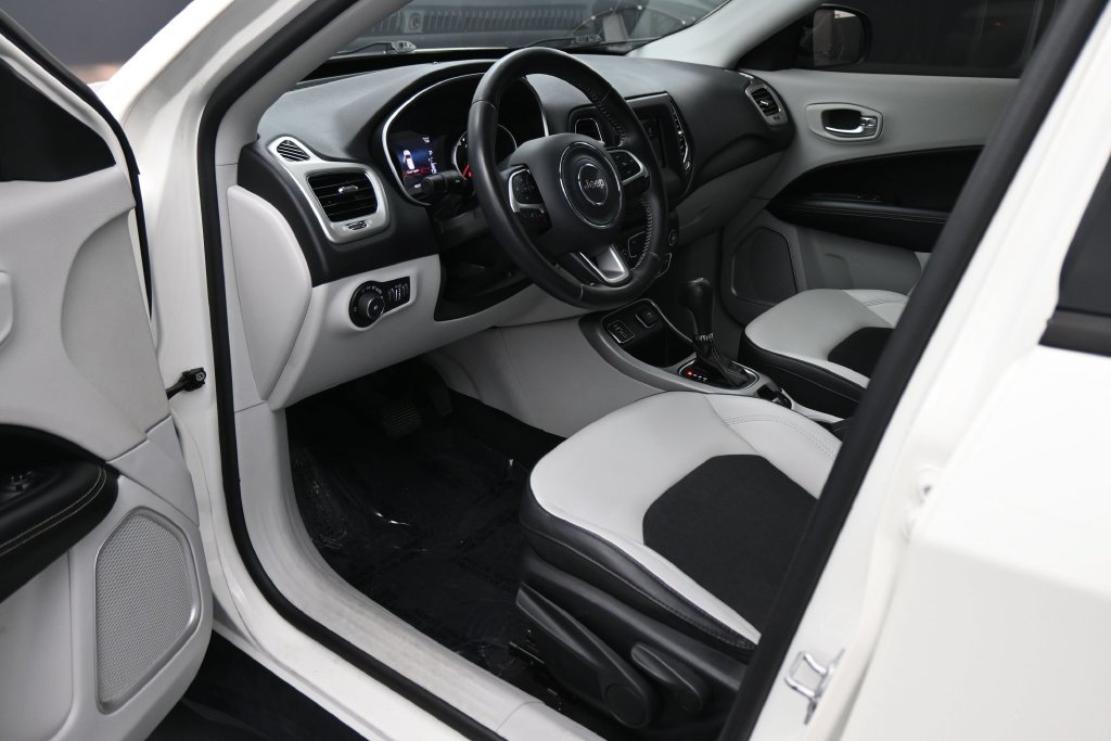 Used 2019 Jeep Compass Latitude w/ Popular Equipment Group FWD image 2