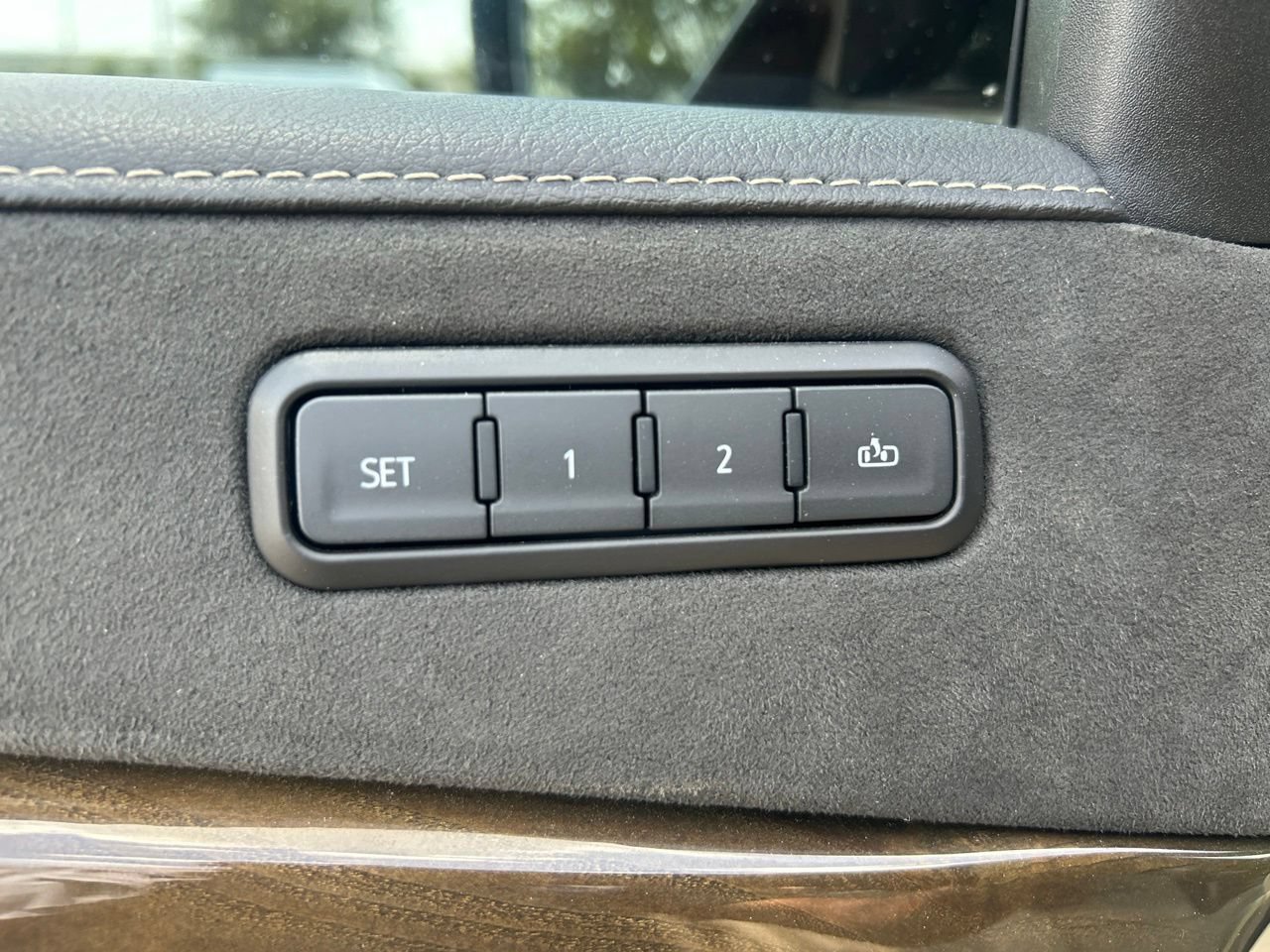 Used 2020 Cadillac Escalade Luxury AWD/4WD image 13