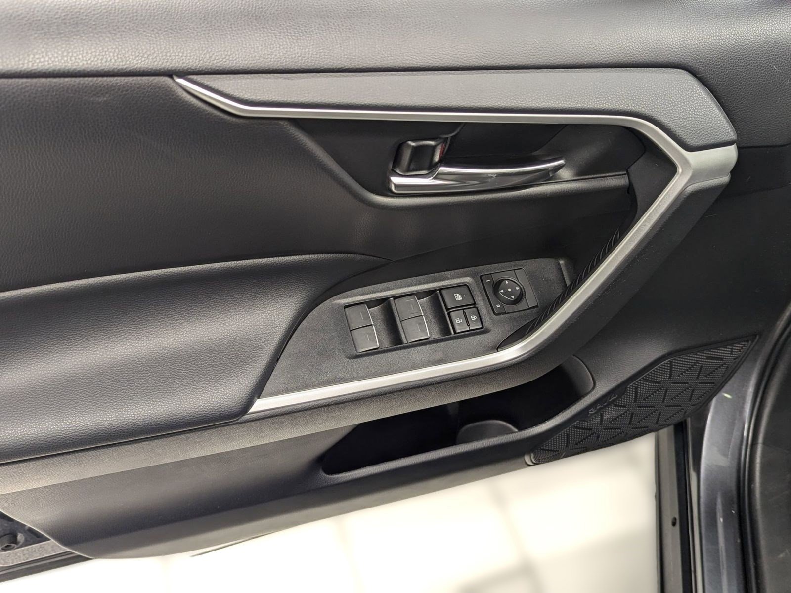 Used 2023 Toyota RAV4 XLE image 10