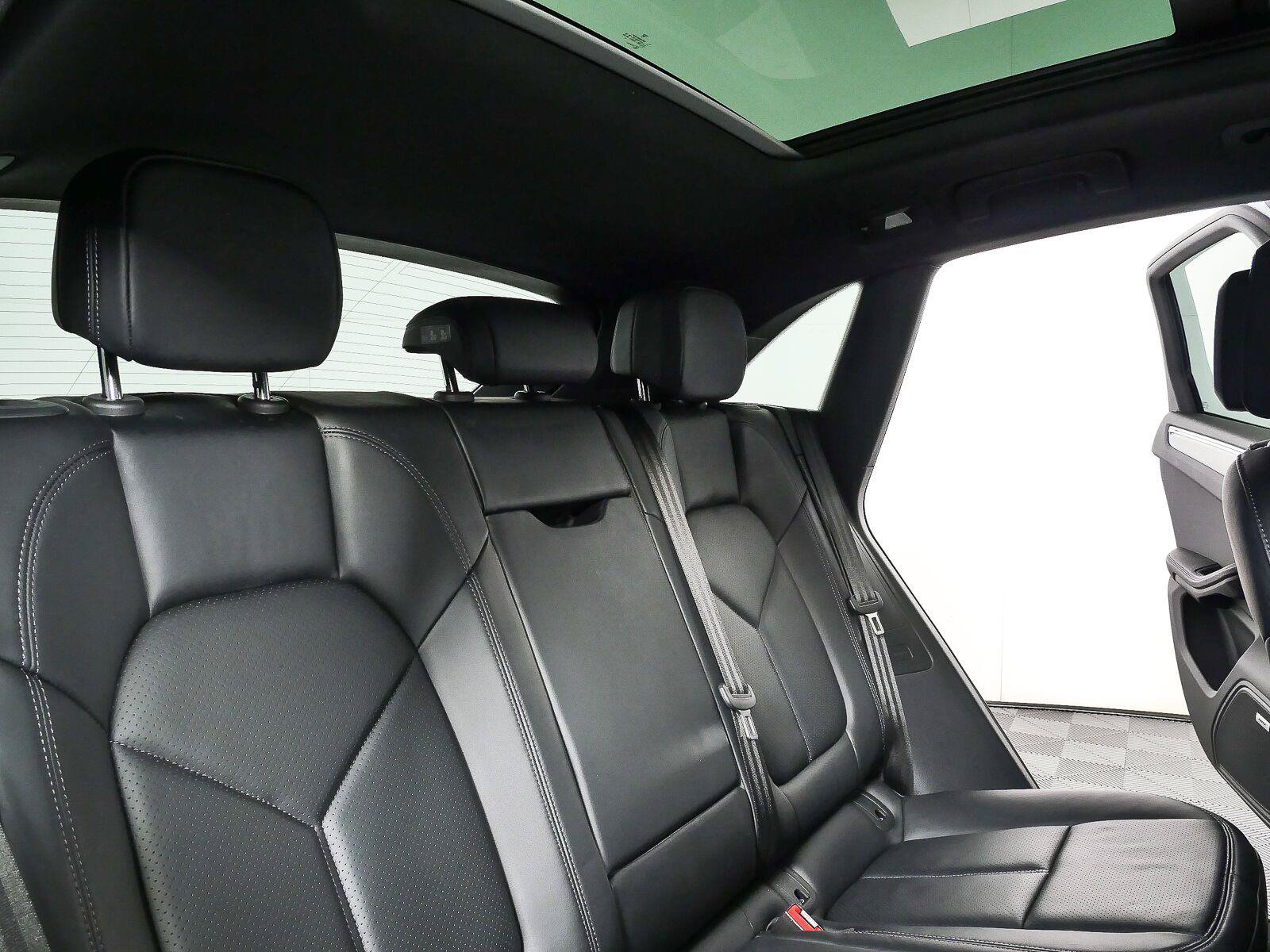 Certified 2025 Porsche Macan Turbo AWD/4WD image 24